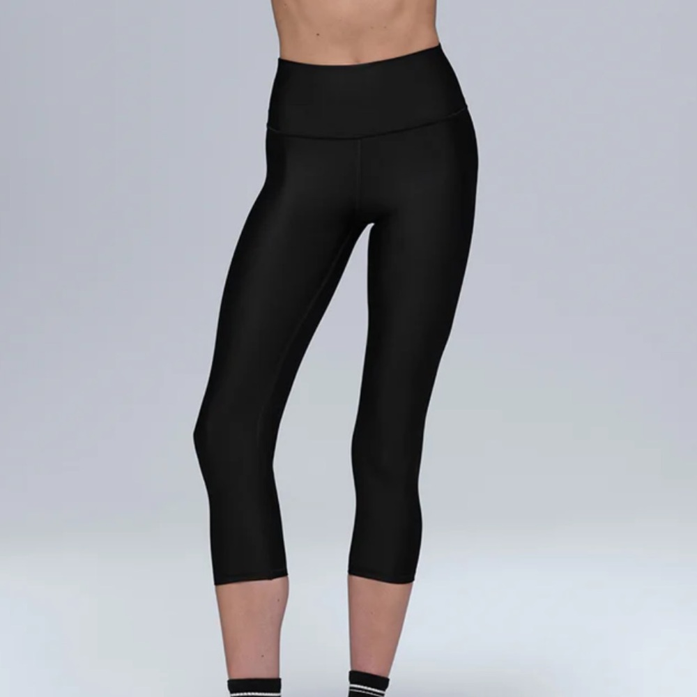 ALO Yoga Air Lift Black Cropped Leggings